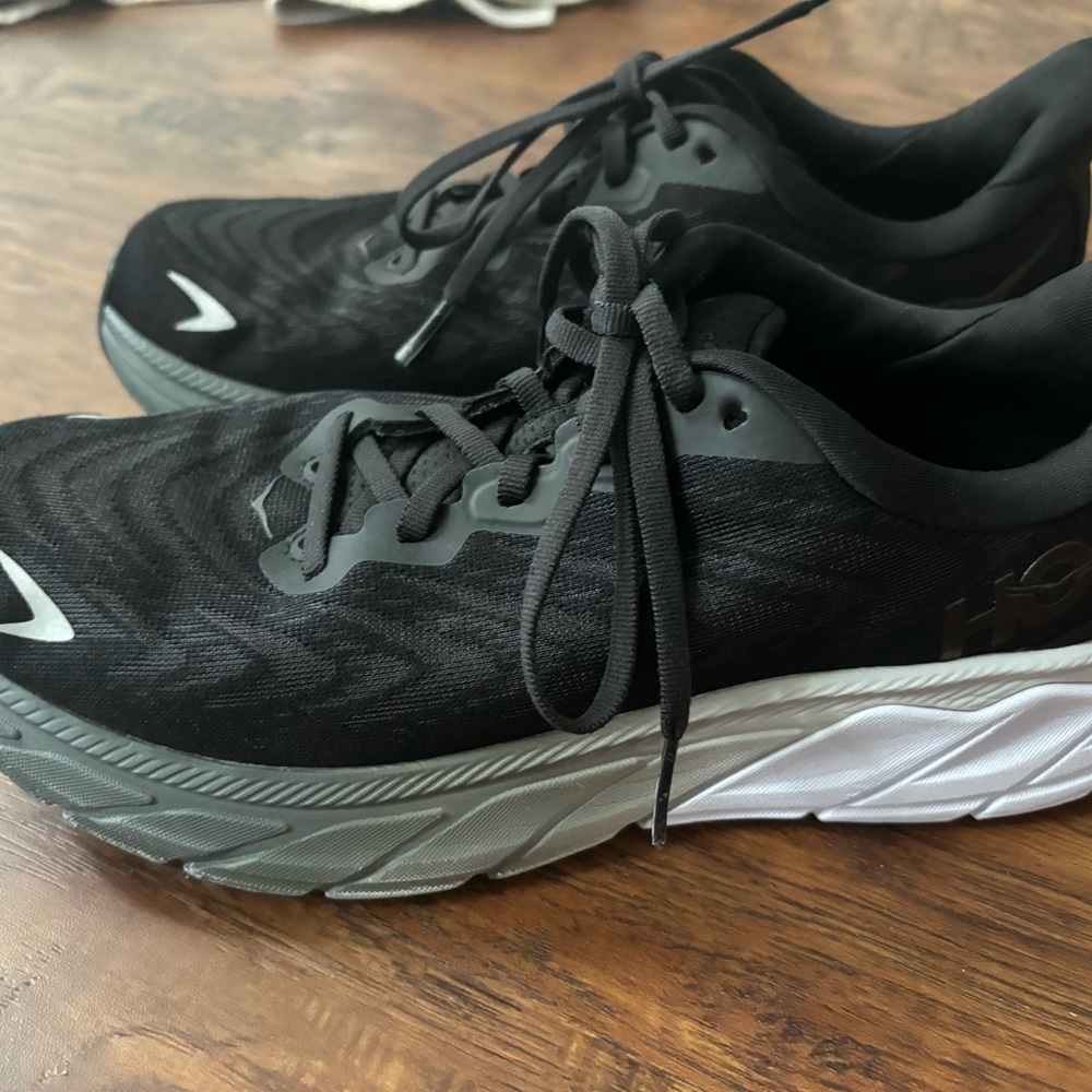 Hoka Arahi Tennis Shoes